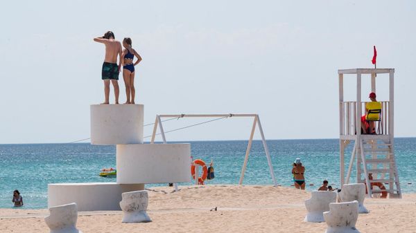 Туристы на пляже