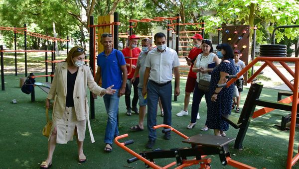 В парке Гагарина Симферополе проверили аттракционы и спортплощадки 
