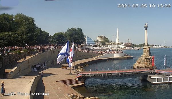 Толпа зрителей собралась на набережной Севастополя посмотреть на парад в честь Дня ВМФ