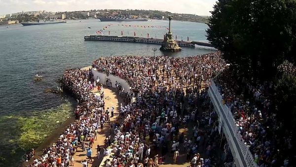 Тысячи людей собрались на набережной Корнилова в Севастополе в День ВМФ
