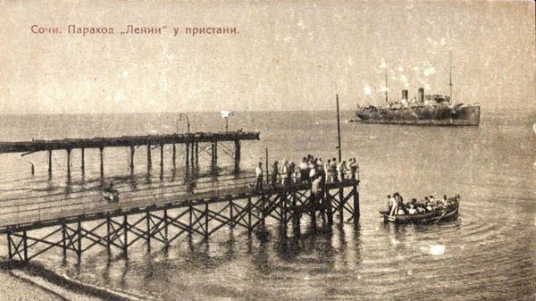С 1925 года Ленин стал ходить в Черном море. Его даже снимали для открытки 
