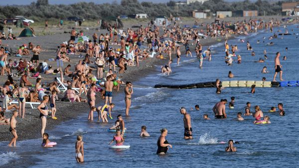 Отдыхающие на набережной в курортном поселке Новофёдоровка Сакского района в Крыму