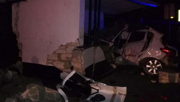 Машина врезалась в остановку