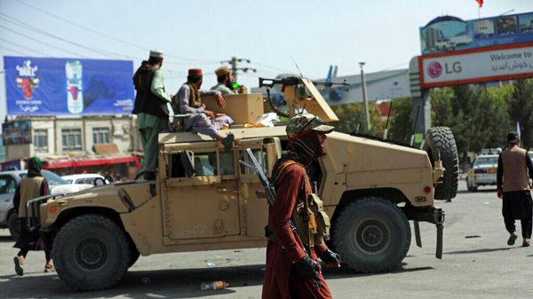 Боевики Талибана перед международным аэропортом Хамида Карзая в Кабуле. 