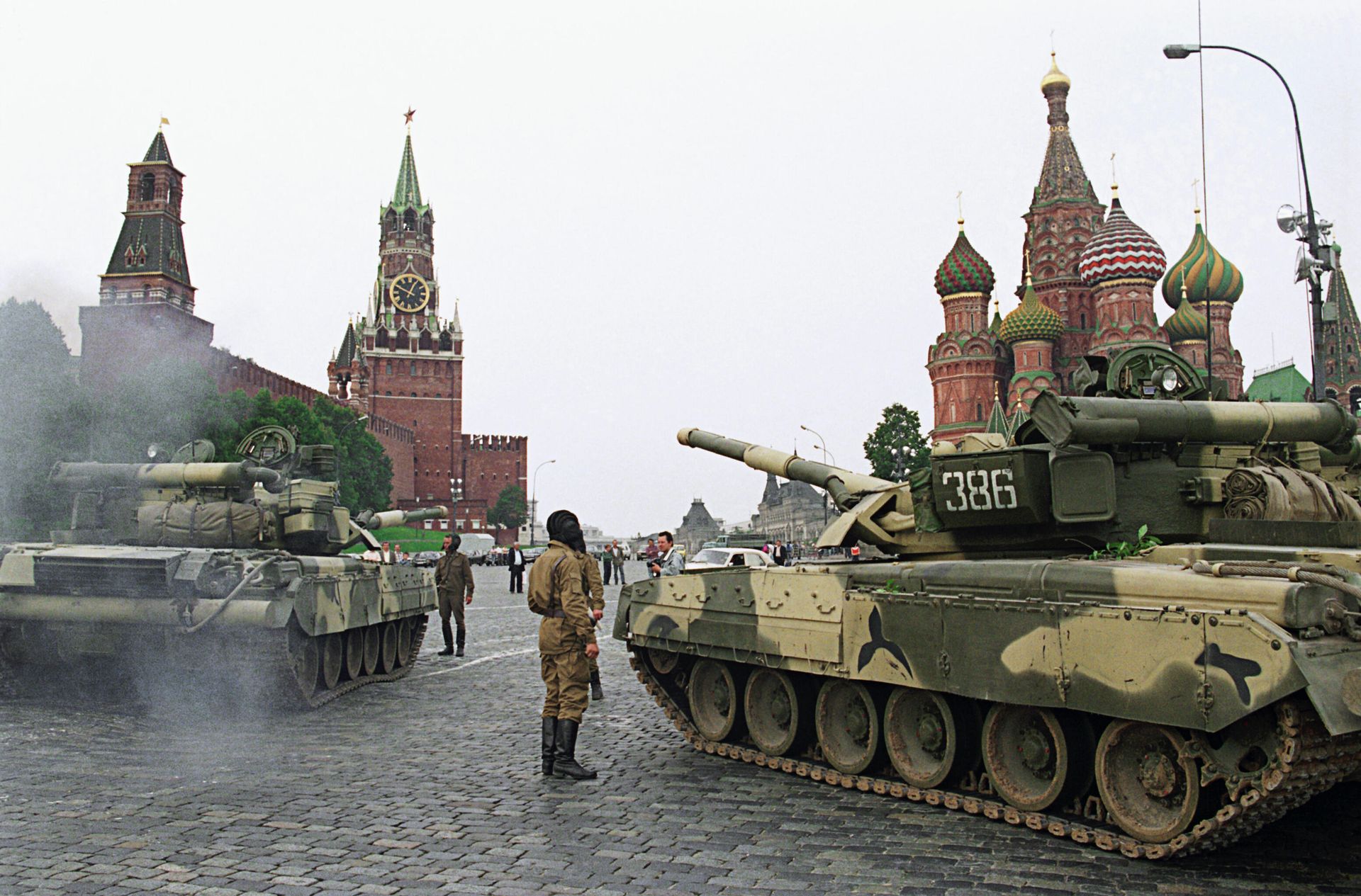 Танки на Красной площади 19 августа 1991года. В этот день группа высших чиновников СССР - члены ГКЧП предприняли попытку государственного переворота и, объявив о чрезвычайном положении в стране, отдали приказ ввести в Москву войска - РИА Новости, 1920, 19.08.2026
