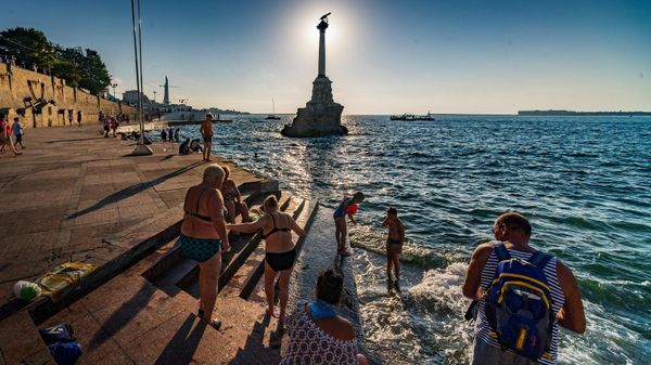 Памятник затопленным кораблям в Севастополе