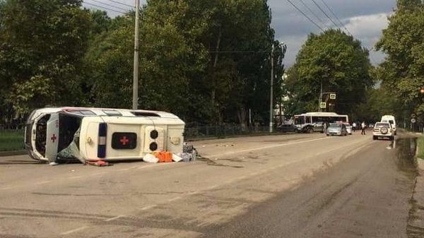 В Керчи перевернулся автомобиль скорой помощи. Фото МВД России по РК