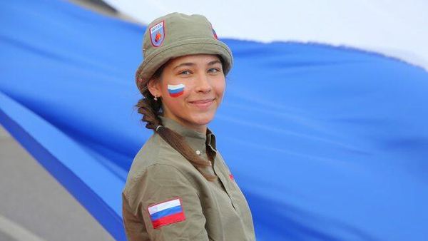 Российский триколор длиной в тысячу метров развернули в Международном детском центре Артек 