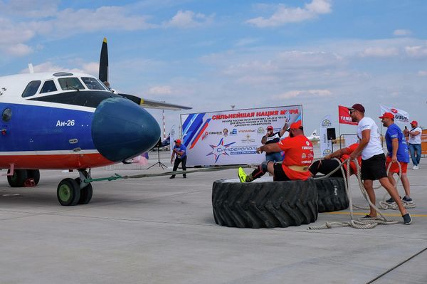 Спортсмены Джамшид Исматиллаев и Егор Сорокалетов установили новый рекорд России, протащив на расстояние в девять метров 22-тонный самолет.