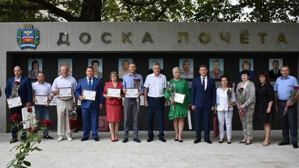 В Симферополе наградили трудовые коллективы и работников предприятий 