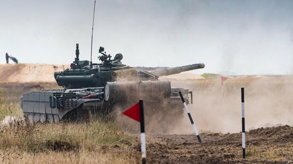 Танк Т-72Б3 во время прохождения полосы препятствий