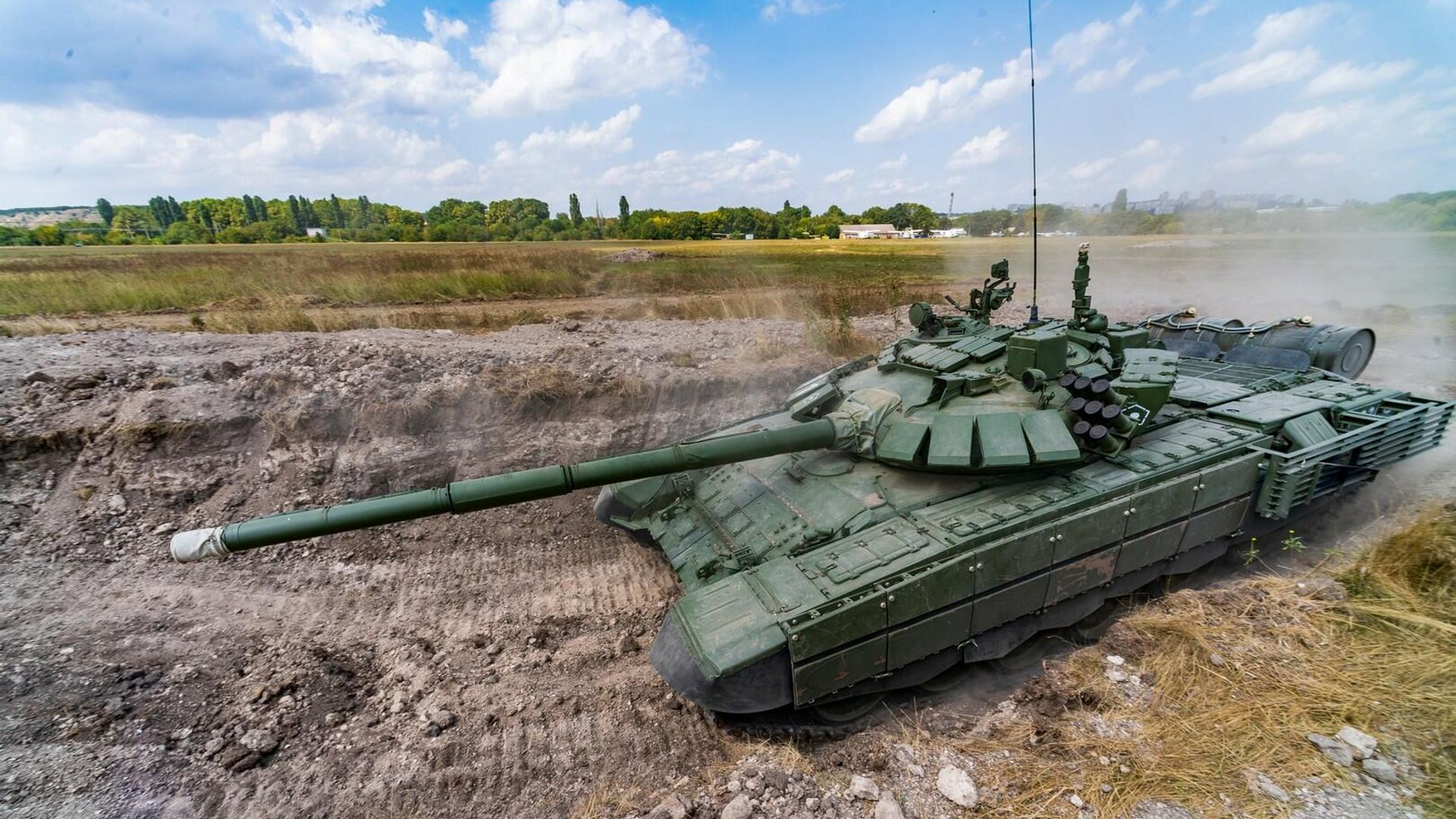 Танк Т-72Б3 во время прохождения полосы препятствий на форуме Армия-2021 в Симферополе - РИА Новости, 1920, 04.03.2022