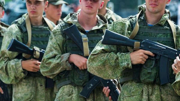 Военнослужащие на форуме Армия-2021 в Симферополе