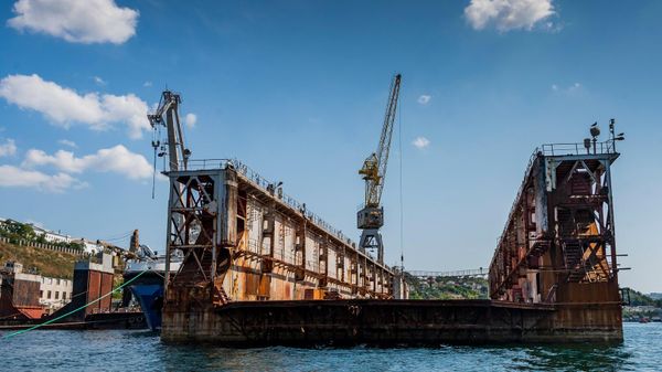 Завод Севморверфь, плавучий док