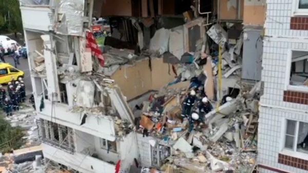Выжившая девочка на краю разрушенной квартиры в Ногинске Выжившая девочка на краю разрушенной квартиры в Ногинске