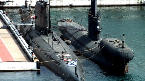 Подводная лодка проекта 663 (справа) в Севастополе