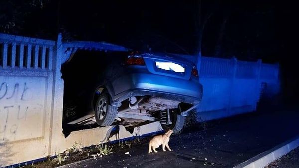 Автомобиль застрял в заборе