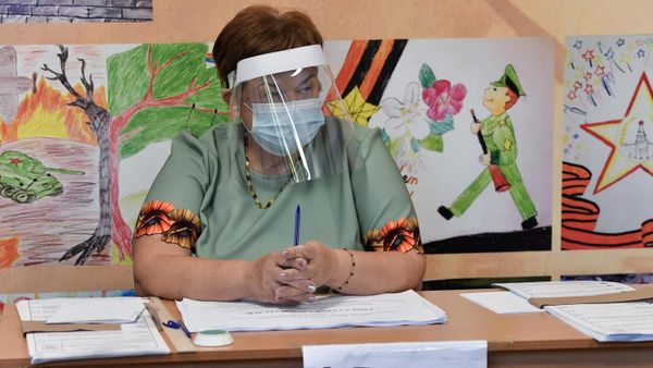 Сотрудница избирательной комиссии на избирательном участке в Симферополе.