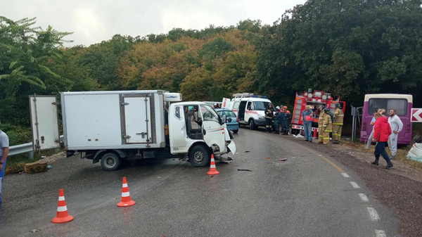 ДТП с участием грузового автомобиля и пассажирского автобуса на трассе Симферополь – Севастополь. 19.09.2021