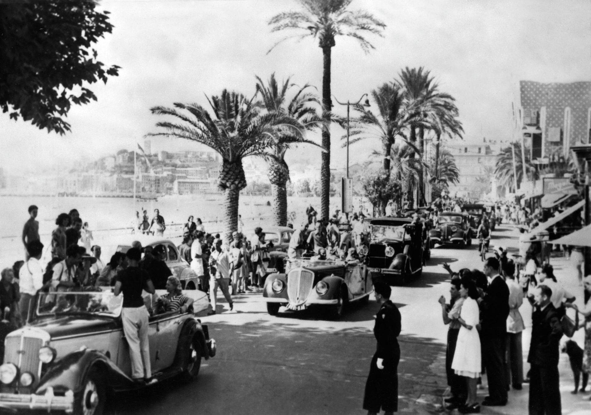 Парад кинозвезд на улице, 8 сентября 1947 года, во время Каннского международного кинофестиваля Парад кинозвезд на улице, 8 сентября 1947 года, во время Каннского международного кинофестиваля - РИА Новости, 1920, 20.09.2021