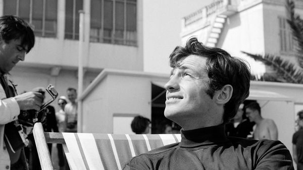 Французский актер Жан-Поль Бельмондо на Каннском кинофестивале. 1 мая 1964 года Французский актер Жан-Поль Бельмондо на Каннском кинофестивале. 1 мая 1964 года