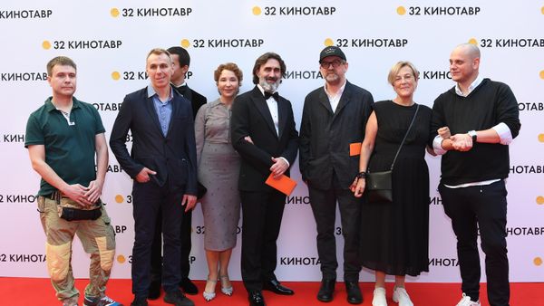 Съемочная группа фильма Нас других не будет на церемонии открытия 32-го Открытого Российского Кинофестиваля Кинотавр в Сочи.