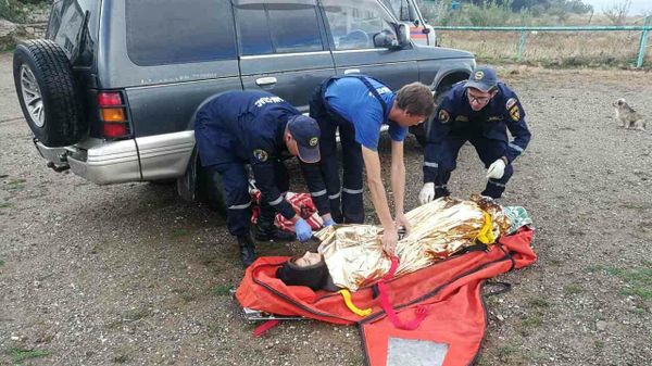Сотрудники МЧС оказывают помощь туристке, пострадавшей в результате взрыва газа в палатке