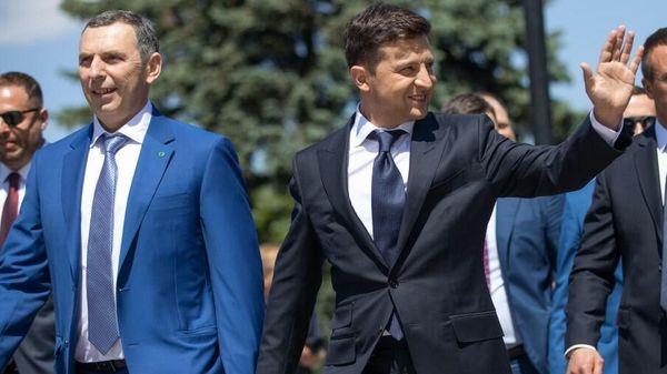 Президент Украины Владимир Зеленский и его первый помощник Сергей Шефир (слева) Президент Украины Владимир Зеленский и его первый помощник Сергей Шефир (слева)