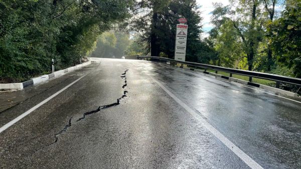 Оползень повредил дорогу в районе поселка Лоо Краснодарского края