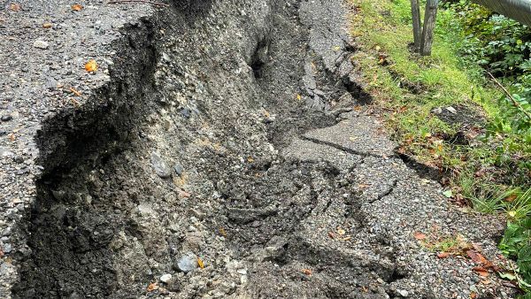 Оползень повредил дорогу в районе поселка Головинка Краснодарского края