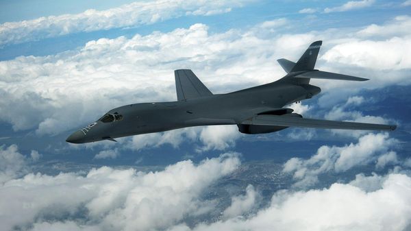 Стратегический бомбардировщик B-1B Lancer ВВС США над Северным Нью-Мексико. 21 апреля 2010 года