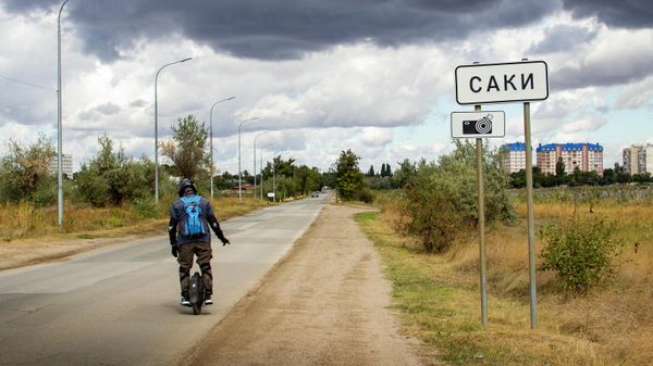 Въезд в город Саки
