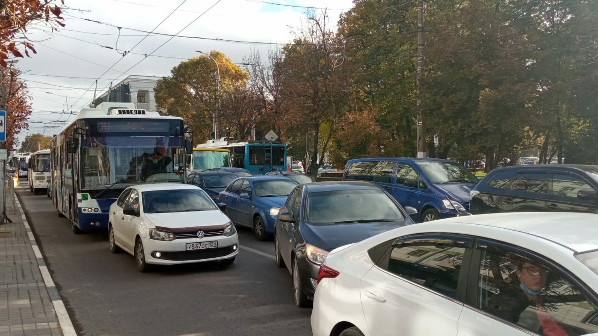 Что думают симферопольцы о массовых ремонтах дорог в городе - РИА Новости, 1920, 09.10.2021