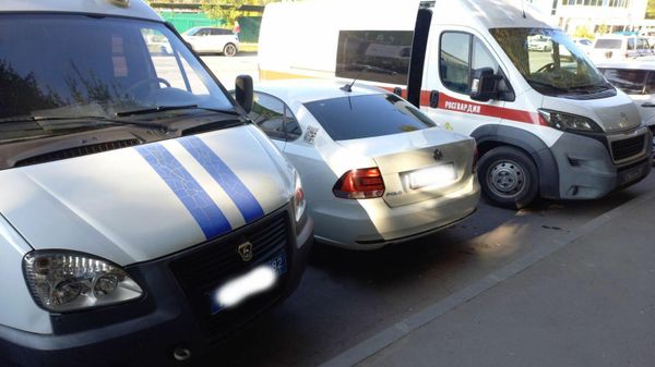 Автомобили у здания Роспотребнадзора в Симферополе