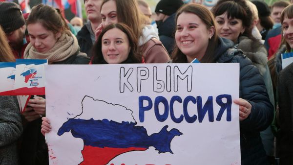 Праздничный концерт и салют в Симферополе