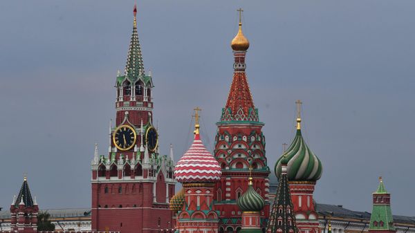 Спасская башня Московского Кремля и Покровский собор.