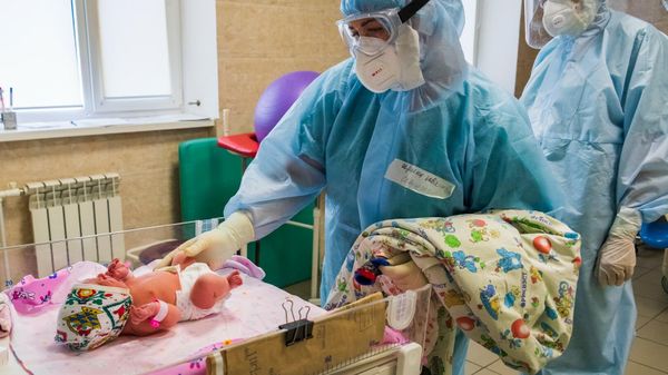 К счастью, еще не было случаев, когда болезнь передавалась от мамы к новорожденному ребенку. Все дети рождаются здоровыми.
