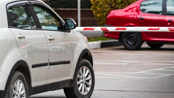 Автомобиль возле шлагбаума 