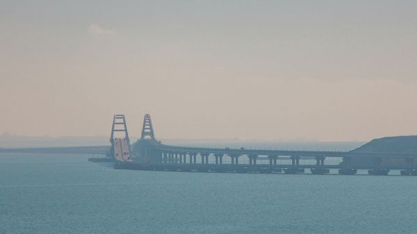 Вид на Крымский мост с горы Митридат в Керчи