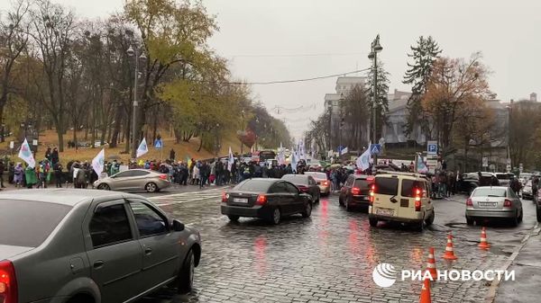 Видео РИА Новости. Противники обязательной вакцинации перекрыли дорогу у здания Рады в Киеве