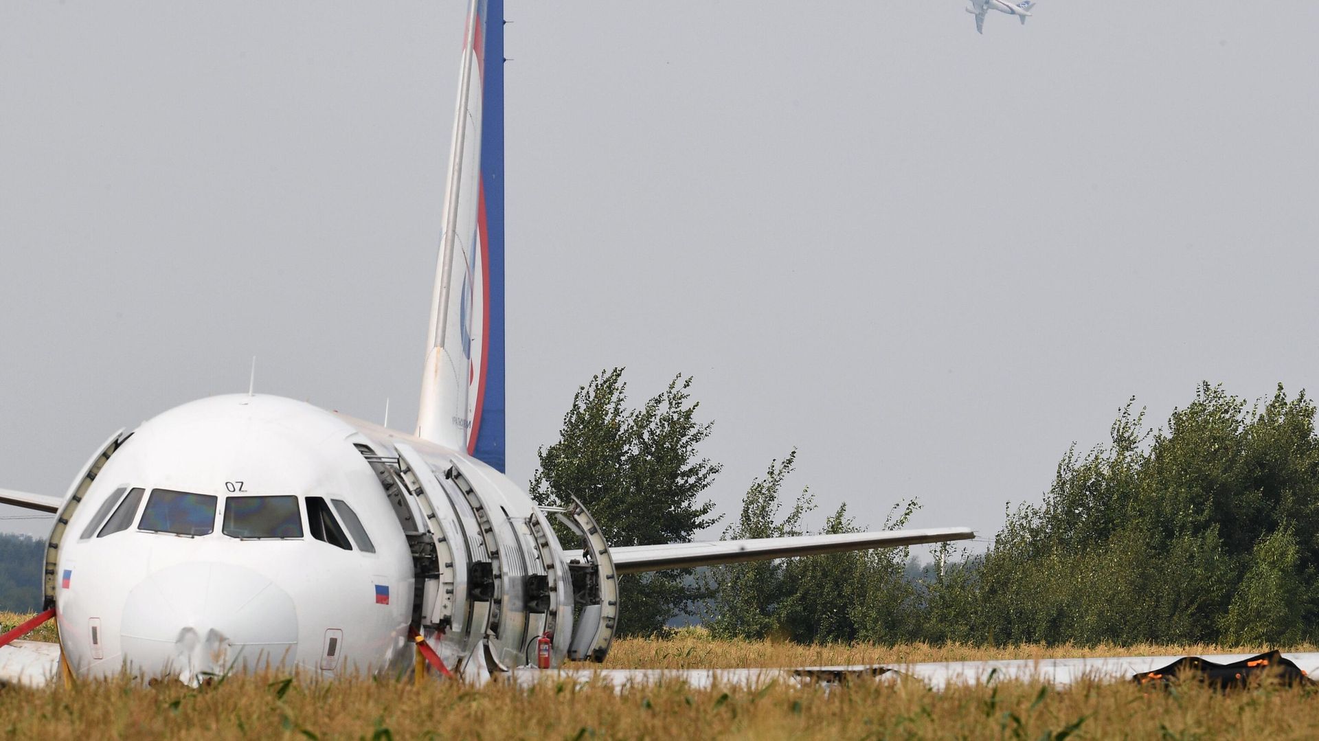 Подготовка к вывозу Airbus A321 с места ЧП - РИА Новости, 1920, 07.11.2021