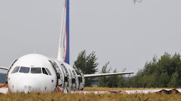 Подготовка к вывозу Airbus A321 с места ЧП