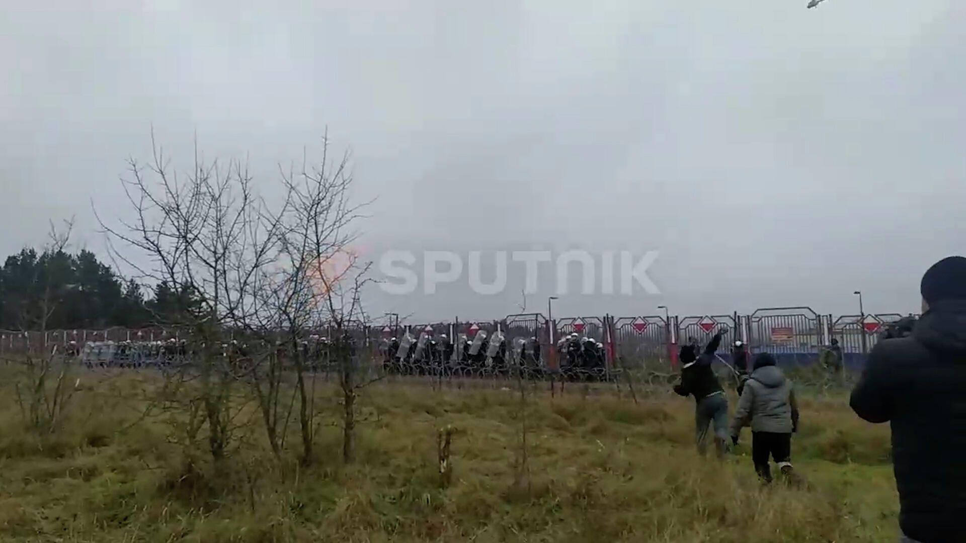Мигранты кидают камни в польских силовиков на границе с Белоруссией - РИА Новости, 1920, 16.11.2021