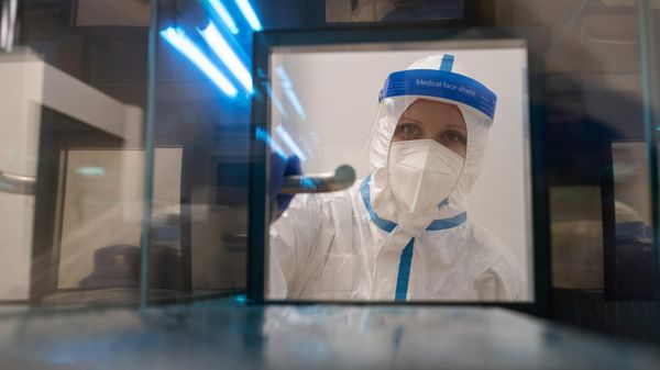 Медицинский работник в морге госпиталя для больных COVID-19 в  Московском клиническом центре инфекционных болезней Вороновское