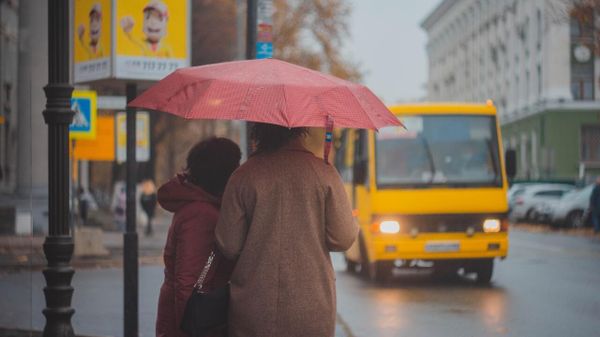 Автобус на улице Симферополя Автобус на улице Симферополя