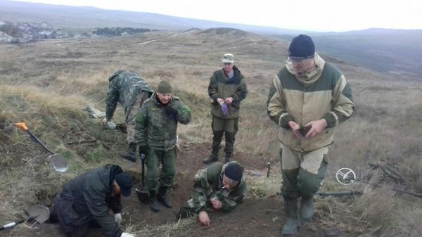 Поисковики у поселка Маяк подняли 9 солдат, погибших в мае 1942 года
