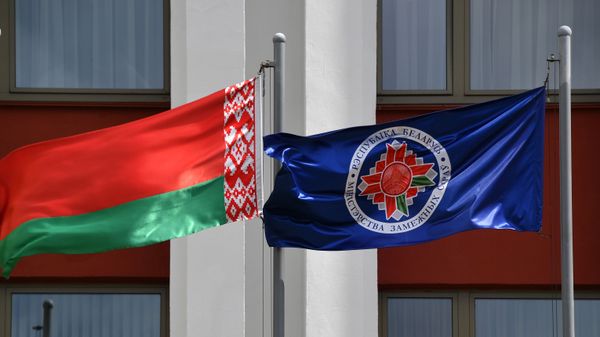 Государственный флаг Белоруссии у здания МИД Белоруссии в Минске 