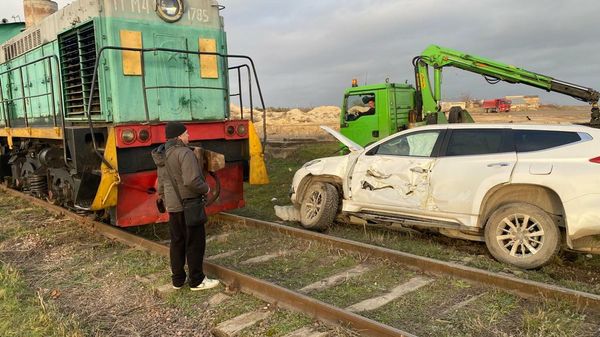 В Евпатории тепловоз снес внедорожник