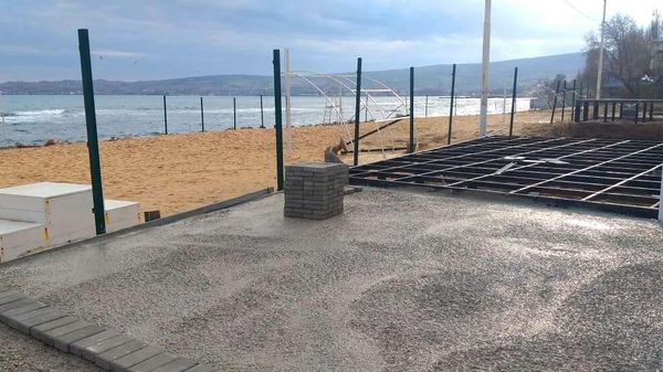 В Феодосии на морском берегу в районе устья реки Байбуги появился огромный котлован в нескольких метрах от уреза воды