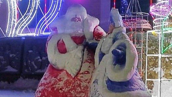 Скульптура Деда Мороза и Снегурочки в Якутии Скульптура Деда Мороза и Снегурочки в Якутии